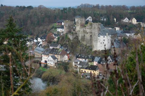 Sehenswert: der Blick von Schadeck aus auf die Burg und einen Teil des Städtchens (rechts). Am Zehnthaus neben der Burg ist die Zugehörigkeit per Wappen noch heute sichtbar (unten).   Fotos: Margit Bach 