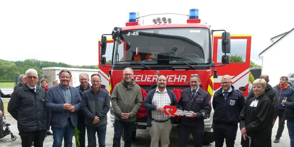 Große Freude herrscht bei den politischen Verantwortlichen, Feuerwehrführungskräften und Pfarrerin Katrin Adams bei der offiziellen Inbetriebnahme des neuen Feuerwehrfahrzeugs der Ennericher Feuerwehr.