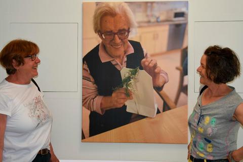 Inge Becker (links) freut sich über das Porträt ihrer Mutter Helene Hollubarsch (95), mit dabei Monika Stockmann. Foto: Margit Bach 