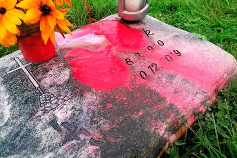 Vorläufiger Höhepunkt der Freveltaten auf dem Dehrner Friedhof ist das Beschmieren einer Urnengrabplatte mit Farbe. Foto: Peter Schäfe 