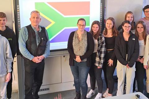 Stefan Hippler (Mitte) berichtet den Zehntklässlern von den Problemen in Südafrika. Der Pfarrer hat einen Campus errichtet, um den Menschen eine Zukunft zu geben. © Tobias Ketter
