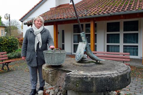 Natascha Schäfer setzt sich dafür ein, dass der Besenbinder-Brunnen in Ennerich demnächst wieder sprudelt. Foto: Kerstin Kaminsky 
