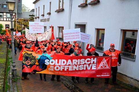 Rund 150 Beschäftigte der ElringKlinger AG kämpfen für mehr Lohn. © DGB Limburg-Weilburg