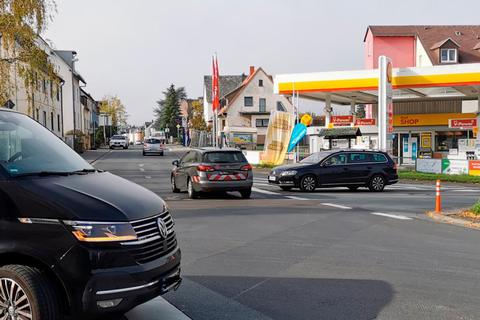An der Tankstelle in Eschhofen soll die Ampelanlage gebaut werden. Links geht es nach Lindenholzhausen, rechts zum Bahnhof, geradeaus nach Limburg und in der Gegenrichtung ins direkt angrenzende Ennerich. © Stefan Dickmann