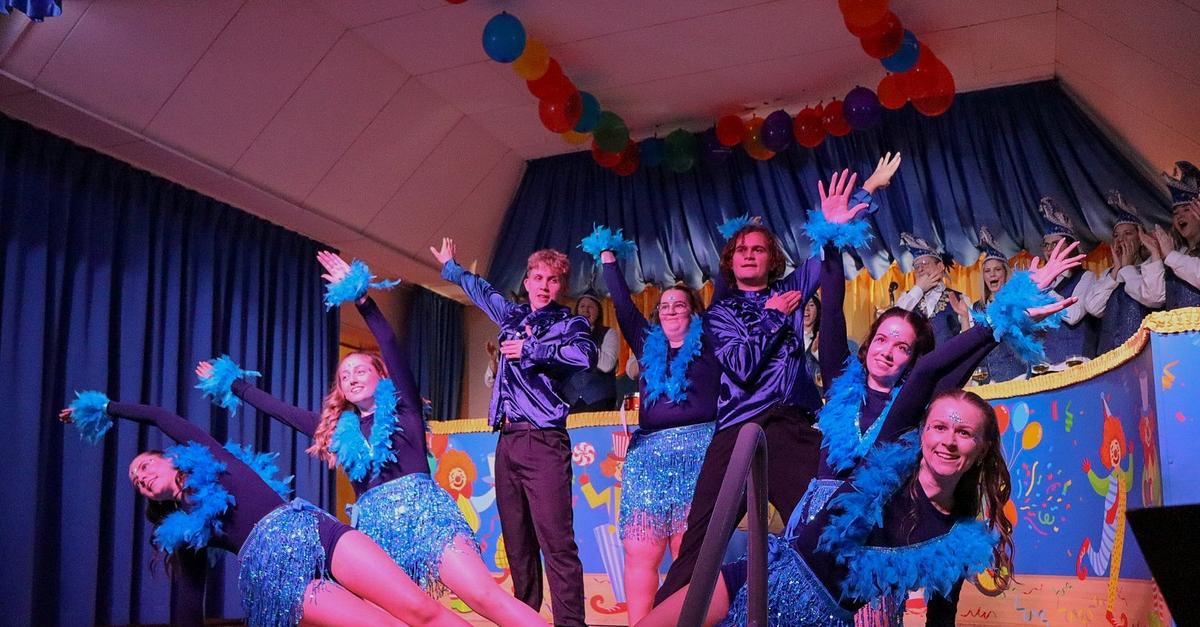 Prunksitzung-Wirbelau-Narren-feiern-mit-Humor-und-Tanz