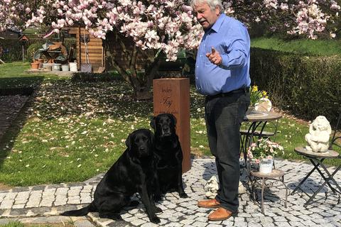 Friedhelm Bender mit seinen Hunden "Grizou" und "Charly". Foto: privat