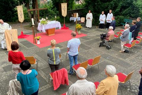 Die katholische Kirchengemeinde Runkel feiert das Patrozinium "Mariä Heimsuchung" mit einem festlichen Gottesdienst auf dem Kirchplatz. Foto: Silke Bittner 