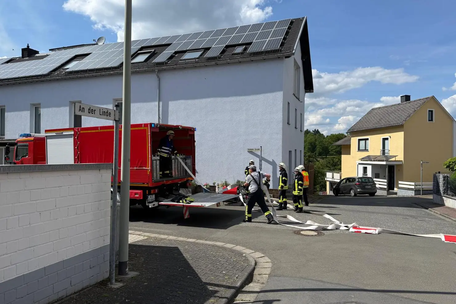 Zur Brandbekämpfung muss auch eine Löschwasserversorgung aufgebaut werden. © Peter Schäfer