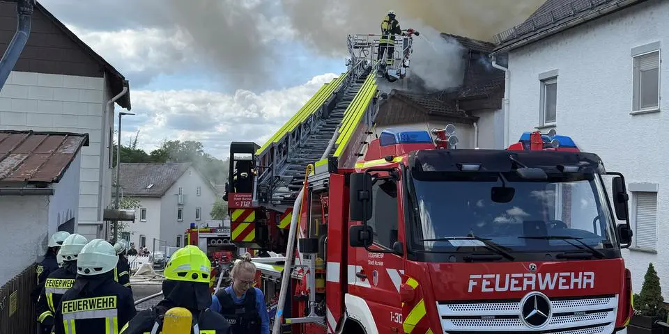 Dichter Qualm dringt aus dem Wohnhaus in Arfurt während die Feuerwehr mit den Löscharbeiten beschäftigt ist. © Peter Schäfer