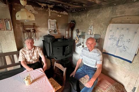 Benno Stahl (rechts) und Willi Normann berichten in der Küche des "Ü-Maria-Hauses" von der Namensgebung. Fotos: Peter Schäfer 