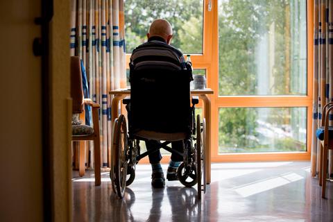 Einsamkeit ist vor allem in den Pflegeheimen der Preis, den ältere Menschen für den Schutz vor Corona zahlen müssen. Symbolfoto: picture alliance/dpa 