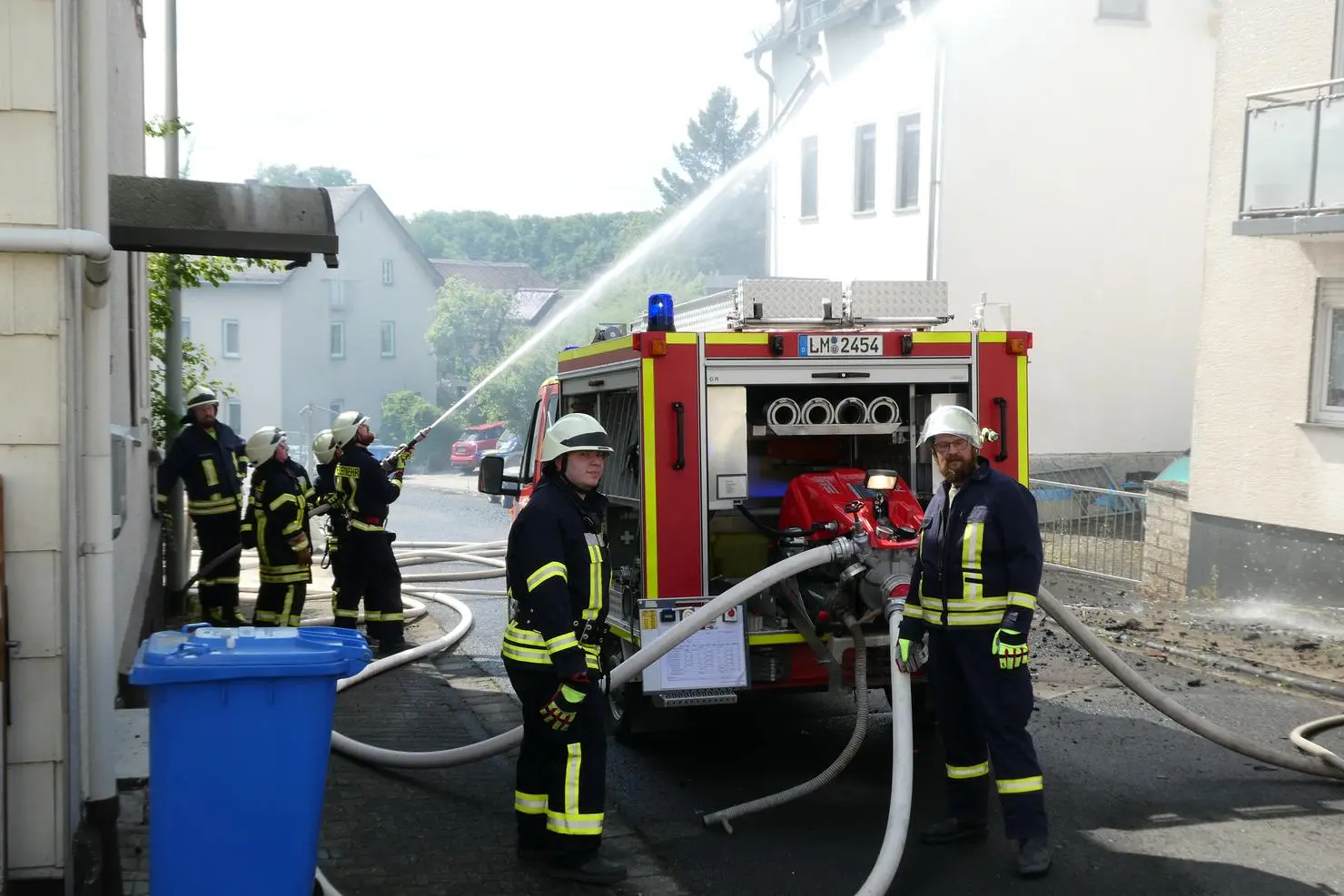 Auch von der Straße aus löscht die Feuerwehr den Wohnhausbrand in Arfurt. © Peter Schäfer