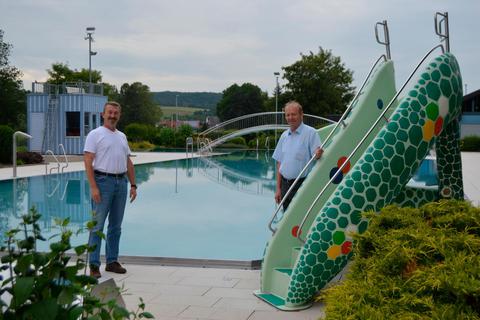 Schwimmmeister Martin Petrich und Bürgermeister Bernd Hartmann im Freibad in Niederselters. Noch ist nicht entschieden, ob das Bad wieder öffnet Foto: Andreas E. Müller 