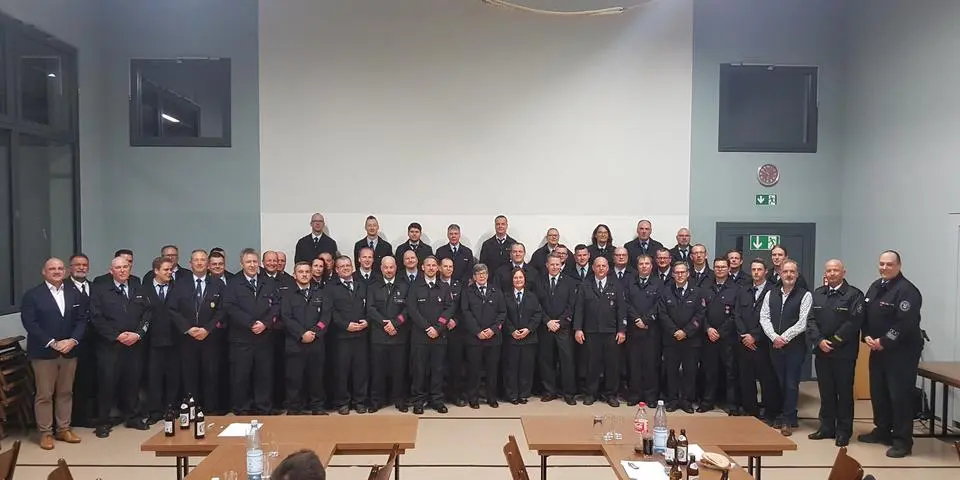 Zum Abschluss der Jahreshauptversammlung der Feuerwehr Selters (Taunus) fanden sich viele der Geehrten, Ernannten und Beförderten sowie die verantwortlichen Leiter und einige Gäste des Abends zu einem Gruppenfoto zusammen. © Thorsten Kunz