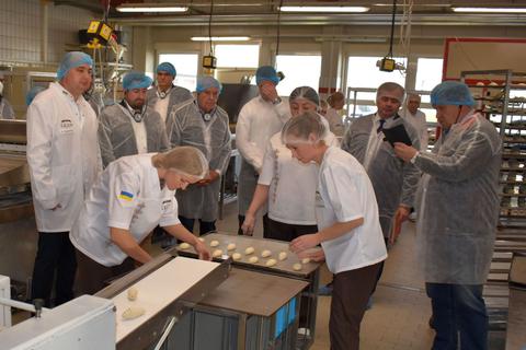 Die Gäste der Inbetriebnahmefeier der Firma Ligos hatten auch die Gelegenheit, bei einer Führung den gesamten Produktionsablauf der Croissants kennenzulernen.