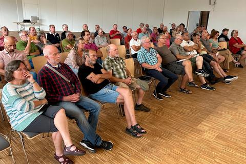 Rund 100 Besucher verfolgten den Vortrag über Balkonsolarkraftwerke und stellten interessiert Frage zu dem Thema. Fotos: Klaus-Dieter Häring 