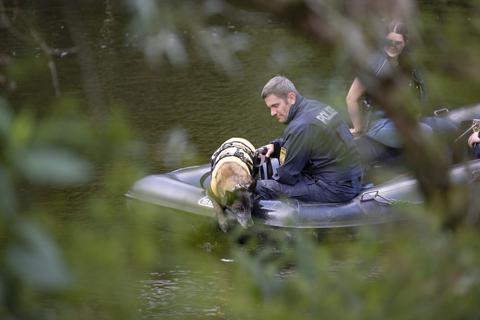 Mit einem Leichenspürhund suchen Polizeibeamte auf der Lahn von einem Boot aus nach der Leiche einer Frau. Nach Einschätzung der Ermittler ist die Frau mit hoher Wahrscheinlichkeit einem Verbrechen zum Opfer gefallen.