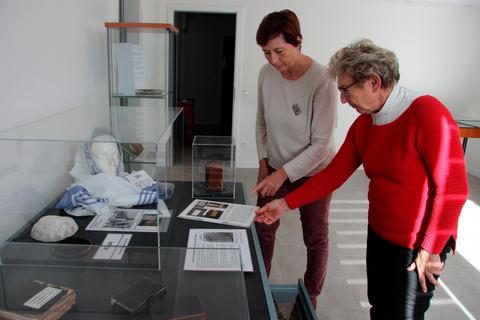 Der Blick in einen der vier Räume des neuen Heimatmuseums: Monika Krieger (r.) und Gertrud Brendgen bei letzten Vorbereitungen an der Vitrine, in der es um das jüdische Leben in Weyer geht.  Foto: Christiane Müller-Lang 