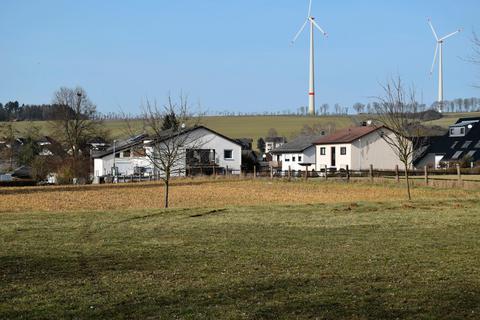 Wird der Windpark gebaut, sind die Windkraftanlagen von Arfurt aus zu sehen. Von diesem Standpunkt am Sportplatz fällt der Blick dann direkt auf zwei Windräder, von anderen Stellen sind noch mehr der geplanten Anlagen zu sehen.  Fotomontage: Energiequelle 