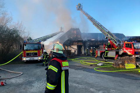 Mehrere Feuerwehren waren im Einsatz, um den Brand in der König-Konrad-Halle in Villmar zu löschen. Foto: Beuster 