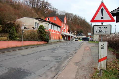 Ein Flickenteppich: die Aumenauer Ortsdurchfahrt, deren  Sanierung jetzt im nächsten Jahr beginnen soll.  Foto: Christiane Müller-Lang 