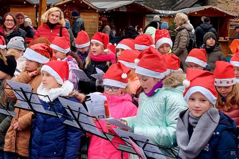 Chor und Flötenkreis der Villmarer Senckenberg-Schule sorgten mit Weihnachtsliedern für festliche Stimmung. © Kerstin Kaminsky