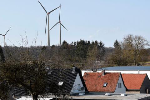Nach den Vorstellungen der Firma Energiequelle wäre dies der Blick von Seelbach aus auf den am Steimelskopf geplanten Windpark.  Fotomontage: Energiequelle 