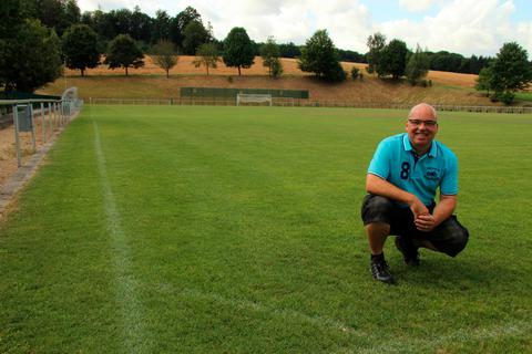 Trotz Trockenheit strahlt der Rasenplatz des RSV Weyer auch im heißen Sommer in einem satten Grün. Der Verein hat zur Bewässerung eine Regenwasser-Zisterne angeschafft. Leitungswasser sei für die Pflege nicht notwendig, sagt der RSV-Vorsitzende Roger Barthelmes.  Foto: Olivia Heß 