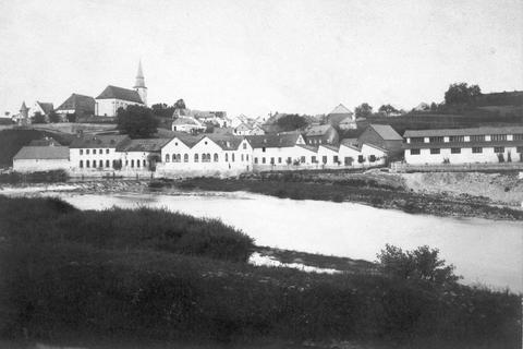 Villmarer Lahnmarmor fand in aller Welt Verwendung: Das historische Foto zeigt die Nassauischen Marmorwerke (später Dyckerhoff & Neumann) am Lahnufer um 1880.  Foto: Lahnmarmor-Museum 
