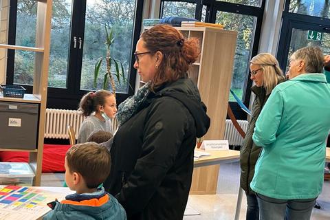 Schüler informieren mit praktischen Beispielen über die Arbeitsweise der Ganztagsklasse an der Johann-Christian-Senckenberg-Schule. © Senckenberg-Schule