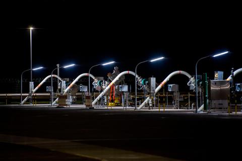 Außer Leitungen ist nicht viel zu sehen vom Erdgasspeicher Rehden (Niedersachsen), der von einer Gazprom-Tochtergesellschaft betrieben wird. Schon im vorigen Herbst war aber erkennbar, dass die Speicher nicht mehr voll waren. Und - anders als sonst - lieferte Russland plötzlich keine Spotmengen mehr. Foto: Lino Mirgeler/dpa 