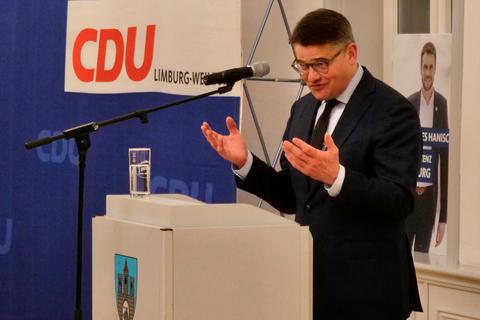 "Wenn Putin den Krieg in der Ukraine gewinnt, gibt es mehr Krieg in Europa, nicht weniger": Ministerpräsident Boris Rhein (CDU) spricht in Weilburg. © Mika Beuster