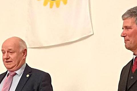 "Rotary ist ein Netzwerk für den Frieden und überzeugt durch sein soziales Engagement": Governor Reinhard Fröhlich (links) und Präsident Andreas Schmid-Eisert. © Rotary Club Weilburg
