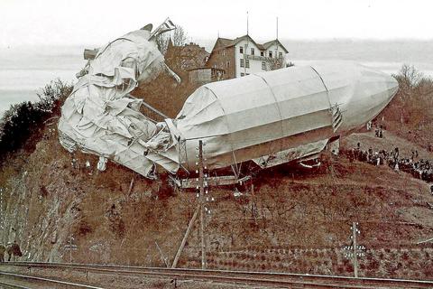 Einen Tag nach der Landung in Limburg folgt die Strandung in Weilburg. Das Luftschiff zerschellt am Webersberg.  Fotos: Dieter Fluck 