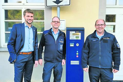 BU: Stellen die neuen Parkscheinautomaten vor (v.l.): Bürgermeister Dr. Johannes Hanisch und die Ordnungspolizisten Gerd Zuber und Björn Peter.