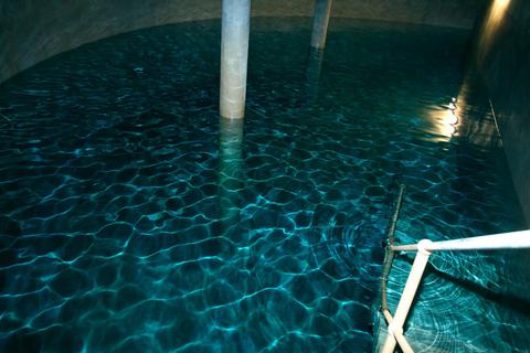 Hitze, Trockenheit, Niederschlagsdefizit: Bei der Versorgung der Weilburger Bürger mit Trinkwasser - wie hier aus dem Hochbehälter in Hasselbach - sieht sich das Weilburger Wasserwerk mit neuen Herausforderungen konfrontiert.  Archivfoto: Jürgen Vetter 