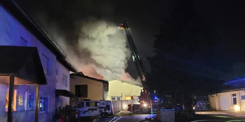 Lagerhalle auf Aussiedlerhof in Waldhausen brennt - © Henning Schenckenberg