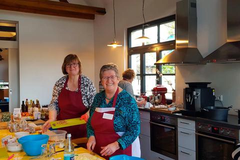 Mit saisonalen und regionalen Produkten: Die Landfrauen des Ortsvereins Löhnberg kochen mit der Ernährungsfachfrau Heidi Mather (links).  Foto: Landfrauen 