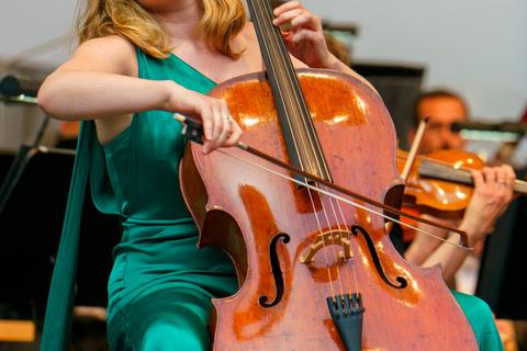Feine Interpretation von Elgars schönem und traurigen Cellokonzert: Anouchka Hack. Klaus Andrießen