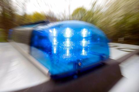 Gleich mehrmals musste die Feuerwehr in Weilburg ein privates "Osterfeuer" löschen. Kurios: Der Verursacher ließ sich nicht von seinem Vorhaben abbringen. Die Polizei musste anrücken.   Symbolfoto: dpa 