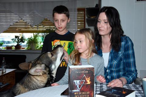 Jennifer Lehr mit Tochter Fenia Elisabeth, Sohn Logan und Hund Skalli sind ein gutes Team im Alltag. Mamas Bücher finden die Kinder toll.   Foto: Margit Bach 