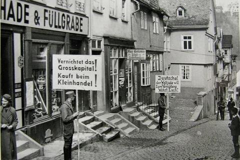  SA-Mitglieder am 9. November 1938 vor der Schuh- und Lederhandlung Max Geismarin der Weilburger Langgasse. Foto: Archiv WT 