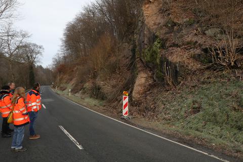 Die Fachleute von Hessen Mobil sind sich einig: Die Gefahr, dass sich dort größere Mengen Gestein lösen und auf die Fahrbahn fallen, ist hoch. Die Weilstraße kann bei Freienfels erst wieder freigegeben werden, wenn der Hang gesichert ist.  