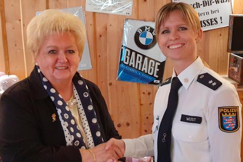 Christine Zips (links) bedankt sich bei Polizeioberkommissarin Mariana Wüst für den spannenden Vortrag. Foto: Sabine Gorenflo 