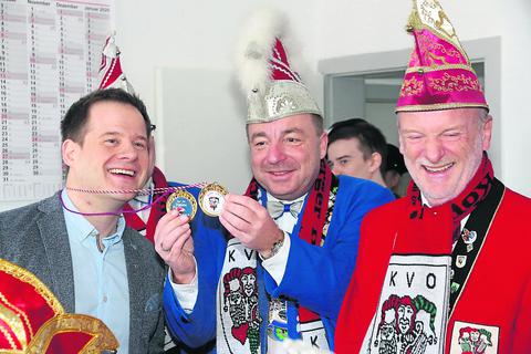 Die Merenberger Narren wollen möglichst wieder wie vor Corona feiern: Bürgermeister Oliver Jung (2.v.l.) – hier bei der Erstürmung der Redaktion des Tagesblatts 2019 – steht seit vielen Jahren an der Spitze des Elferrats in Barig-Selbenhausen.