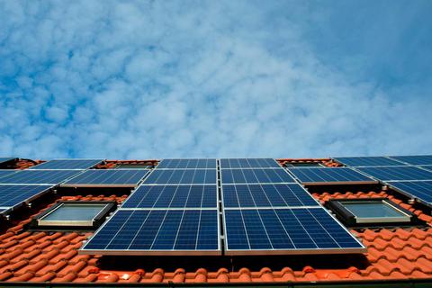 Photovoltaik auf einem Hausdach. Die Stadtwerke Weilburg warnen vor Betrügern, die Anlagen für erneuerbare Energien nicht richtig anschließen. Symbolfoto: ulleo/Pixabay 