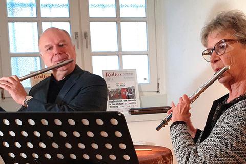 Martin Krähe und Jean Wotschke an der Querflöte. Bei der Vernissage darf Musik nicht fehlen. Foto: Sabine Gorenflo 