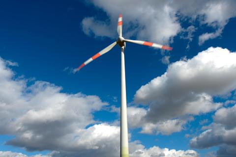 Sollen auf Hasselbacher Gemarkung Windräder gebaut werden? Im Ortsbeirat wird darüber diskutiert. Symbolfoto: Arne Dedert/dpa 