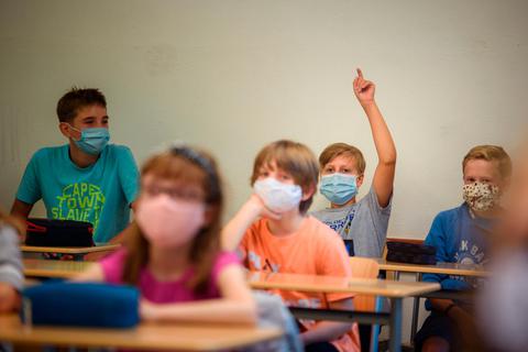 Im Unterricht gilt im Landkreis Limburg-Weilburg ab Donerstag eine Maskenpflicht. Archivfoto: Gregor Fischer/dpa 