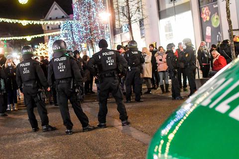 Mal wieder Überstunden für die Polizei: In ganz Deutschland sind derzeit Gegner der Corona-Maßnahmen in als "Spaziergängen" deklarierten Demonstrationen unterwegs. Auch in Weilburg. Symbolfoto: dpa 